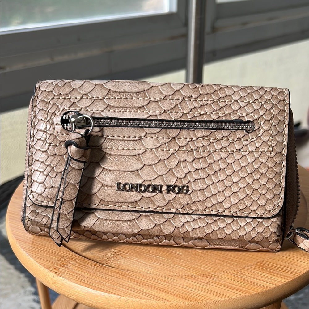 London Fog Leather Crossbody Wallet
